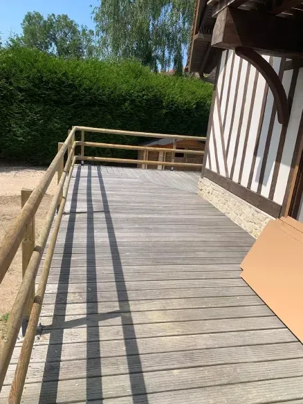 terrasse et garde-corps en bois